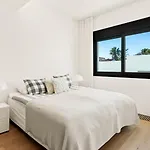 Frontline 6 Bdrm Luxury W Access * Marbella