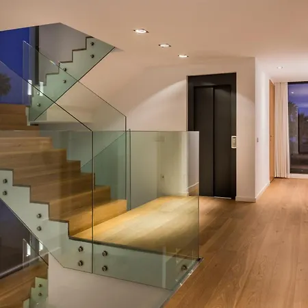 Frontline 6 Bdrm Luxury W Access * 마르베야