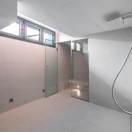 Frontline 6 Bdrm Luxury W Access 아파트 *