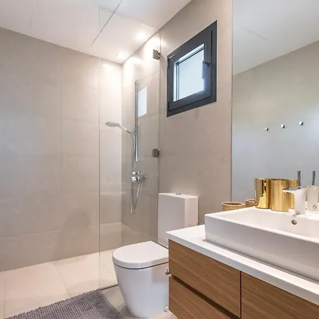 Frontline 6 Bdrm Luxury W Access 마르베야