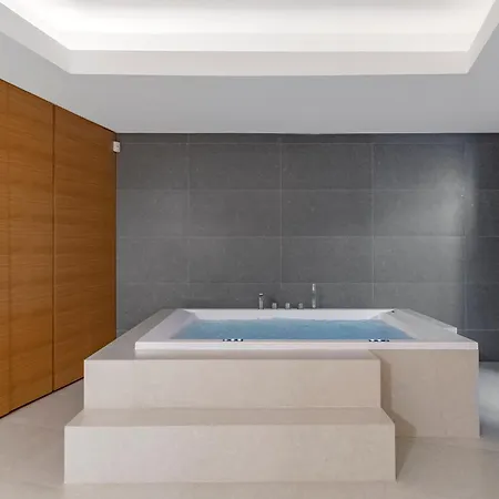 Frontline 6 Bdrm Luxury W Access Appartement