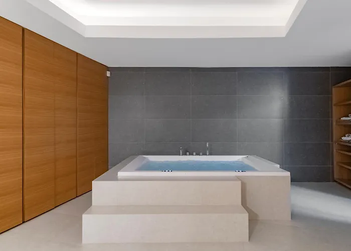 Frontline 6 Bdrm Luxury W Access Apartament
