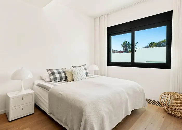Frontline 6 Bdrm Luxury W Access * Marbella
